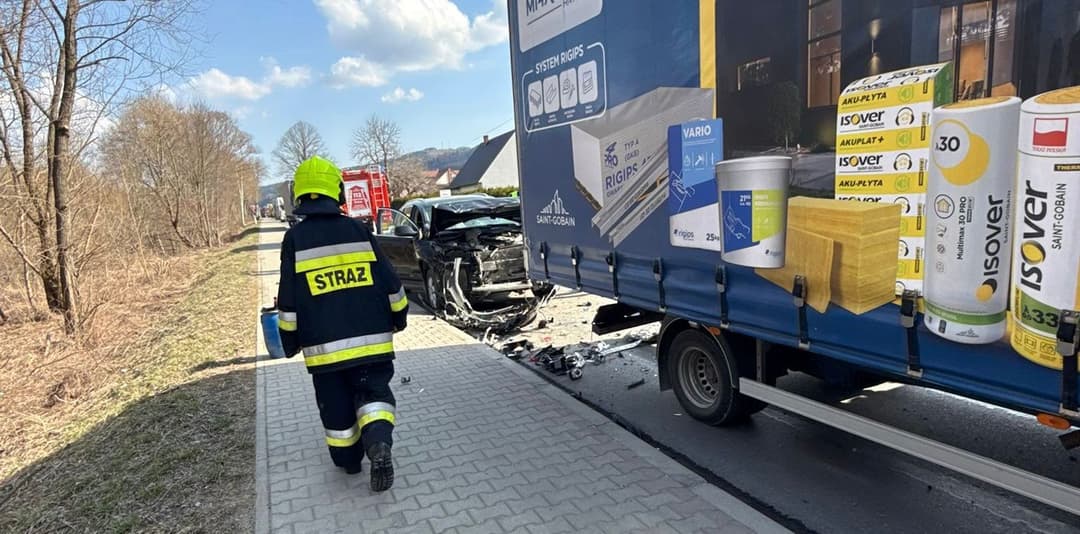 Zdarzenie drogowe w miejscowości Budzów – utrudnienia na drodze wojewódzkiej 956