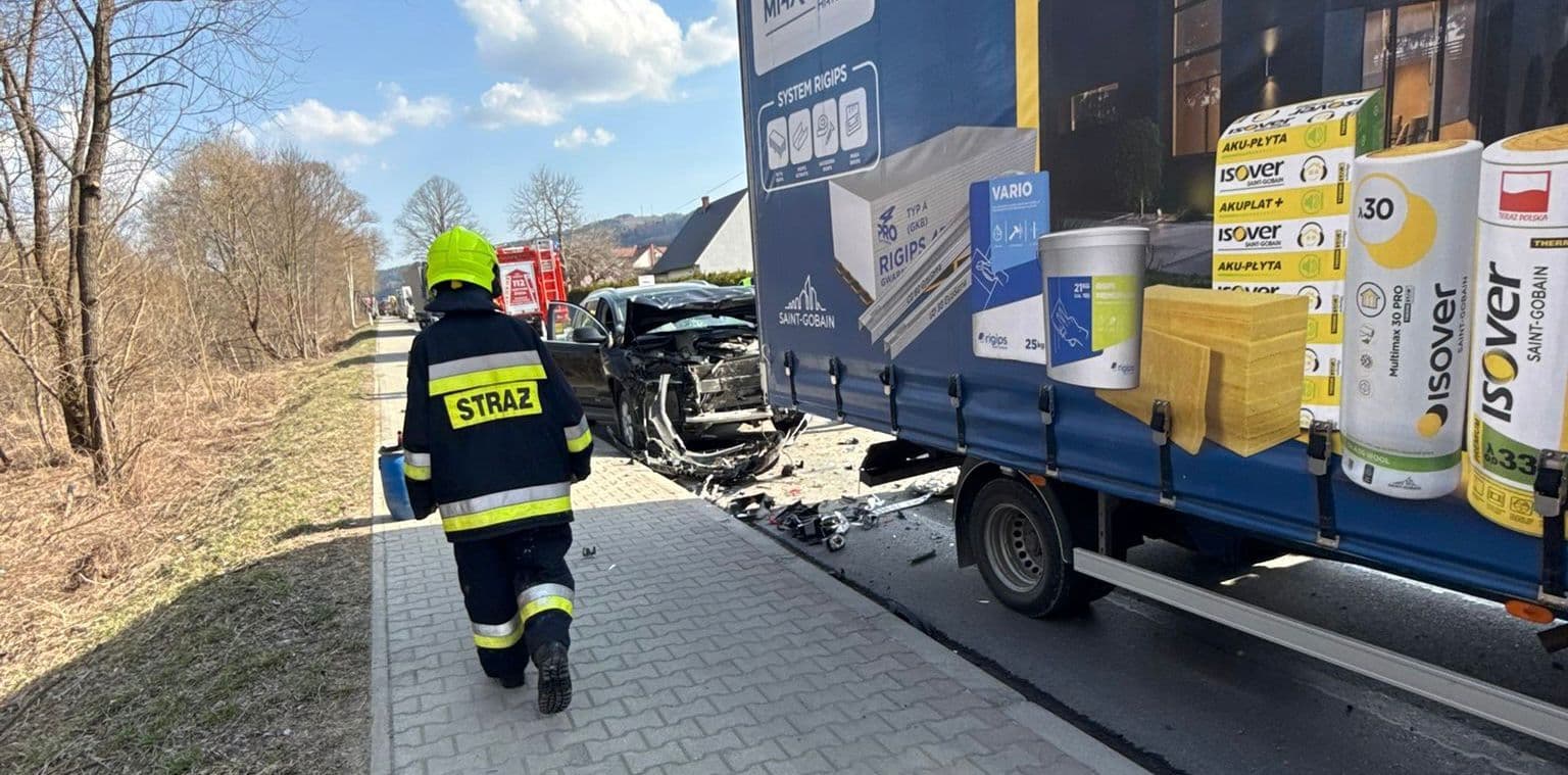 Zdarzenie drogowe w miejscowości Budzów – utrudnienia na drodze wojewódzkiej 956